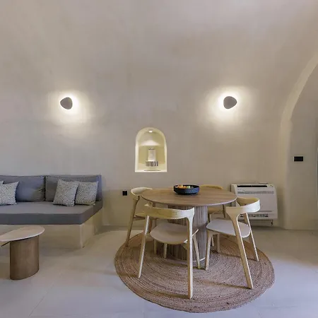 Annouso With Hot Tub By Caldera Oia (Santorini)