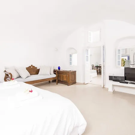 Annouso With Hot Tub By Caldera Oia