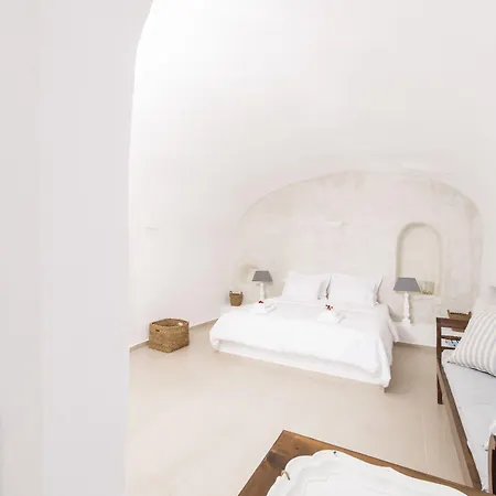 Villa Annouso With Hot Tub By Caldera Ia